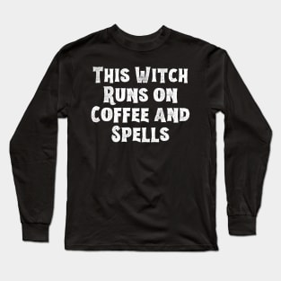 This witch runs on coffee and spells! - Halloween 2023 Long Sleeve T-Shirt